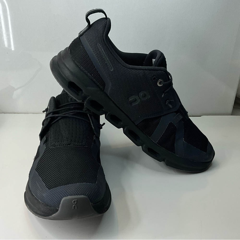 On Running Youth  6.5 Black Sneakers